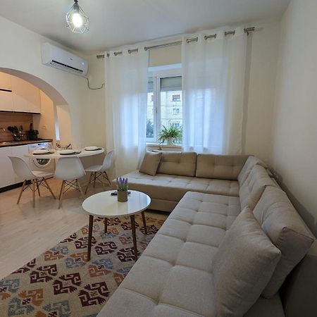 Modern Cozy Apartment 10 Min Walk To Skanderbeg Square Tirana Exteriör bild